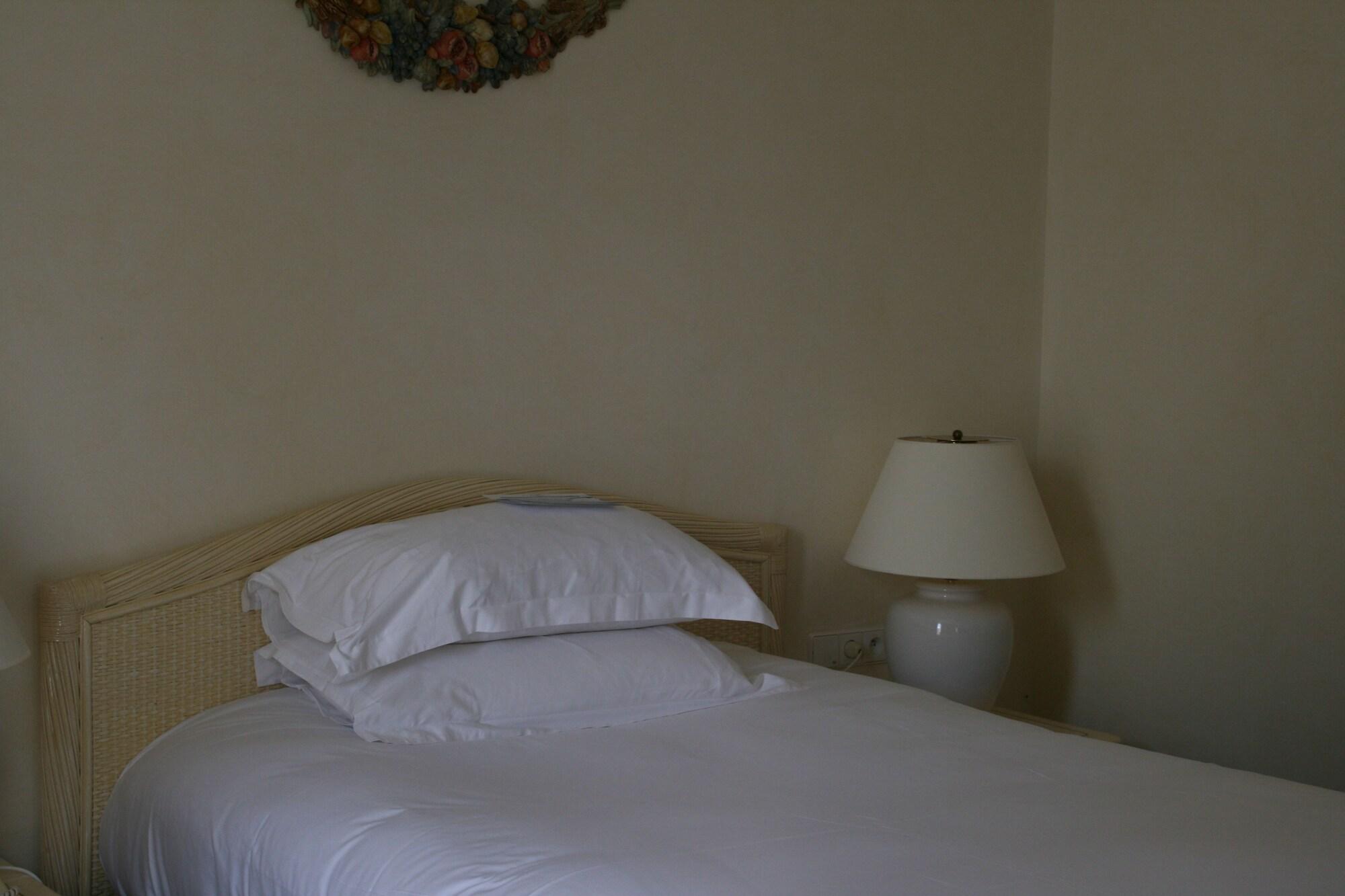 Celestins Spa Thermal & Hotel By Vy Resort Vichy Eksteriør bilde A bed with a pillow