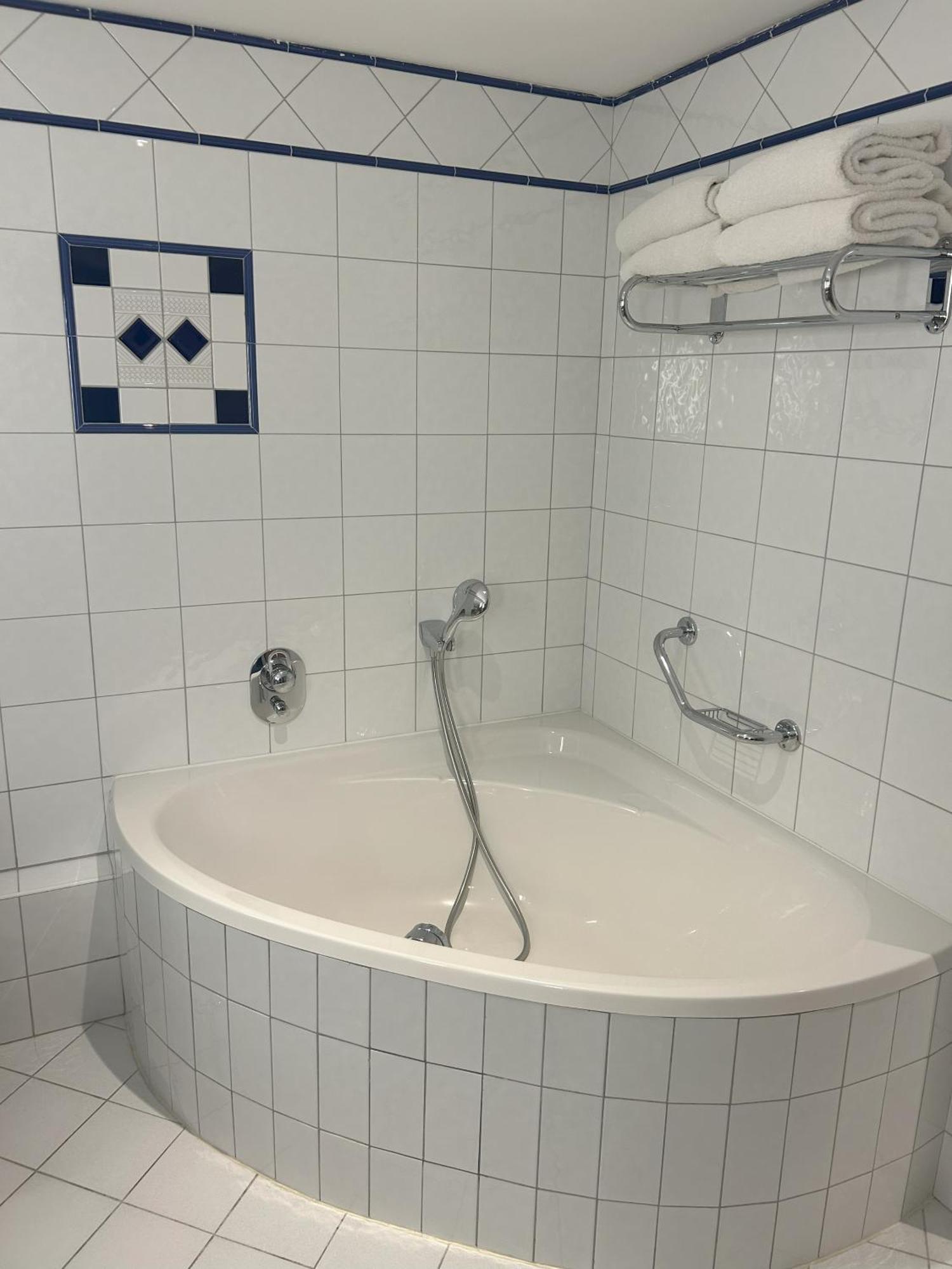 Celestins Spa Thermal & Hotel By Vy Resort Vichy Eksteriør bilde A bathtub with a shower attachment