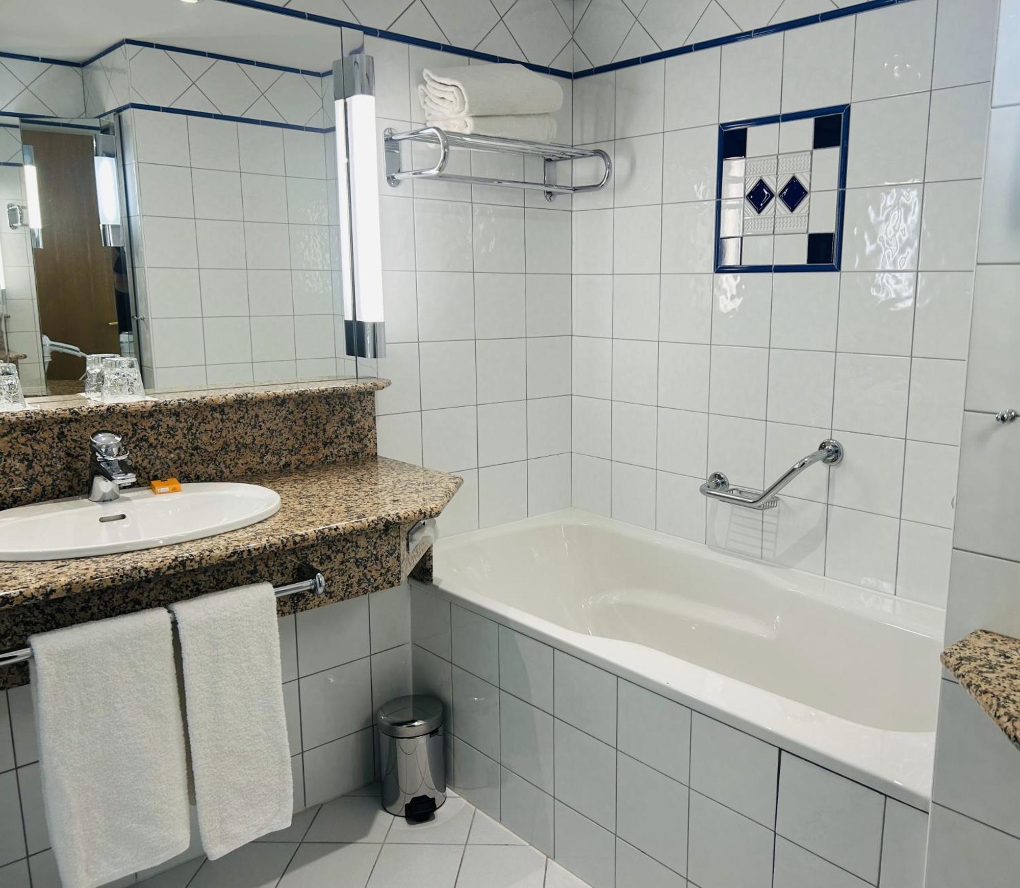 Celestins Spa Thermal & Hotel By Vy Resort Vichy Eksteriør bilde Bathroom with bathtub