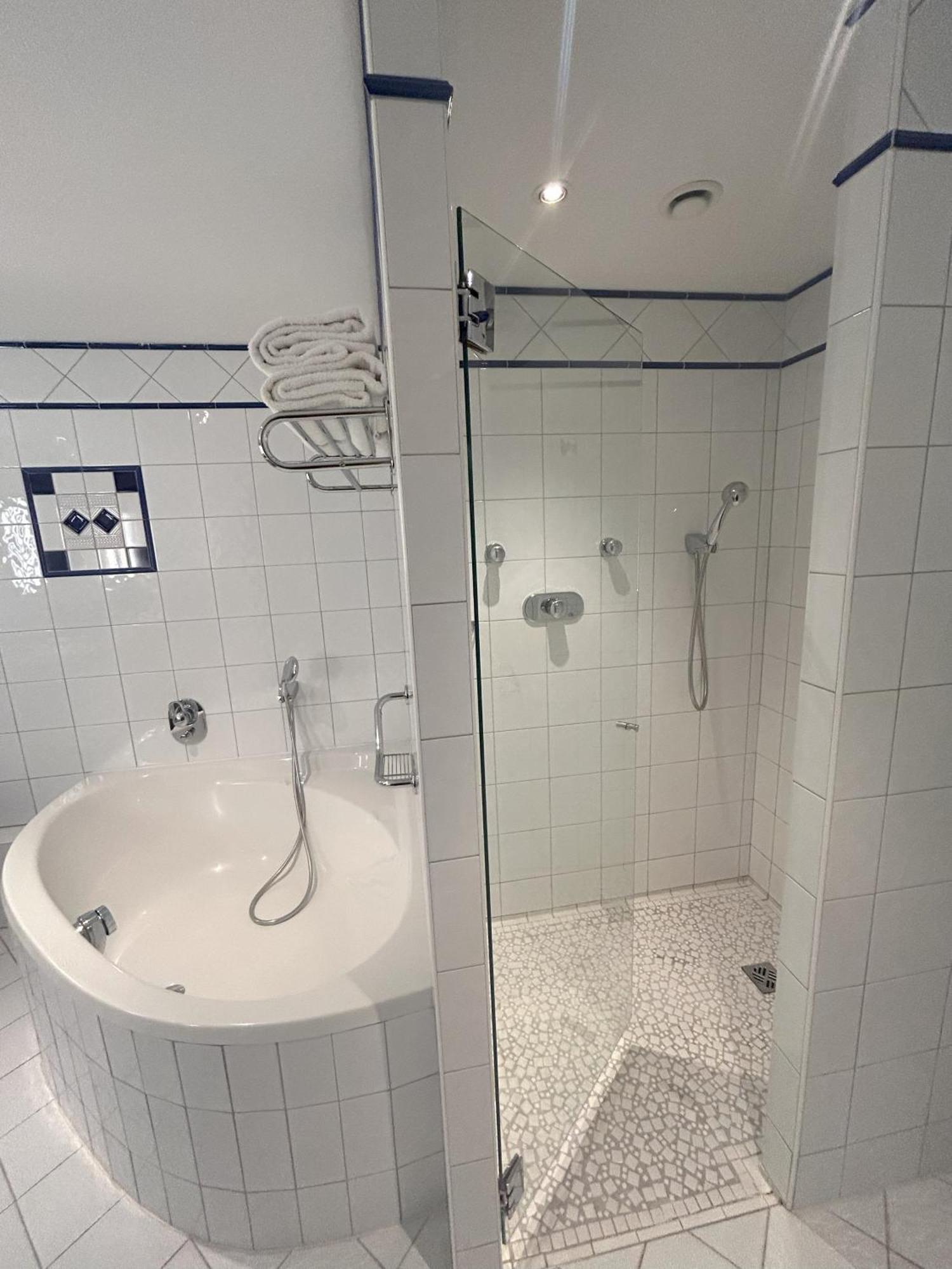 Celestins Spa Thermal & Hotel By Vy Resort Vichy Eksteriør bilde A shower cubicle