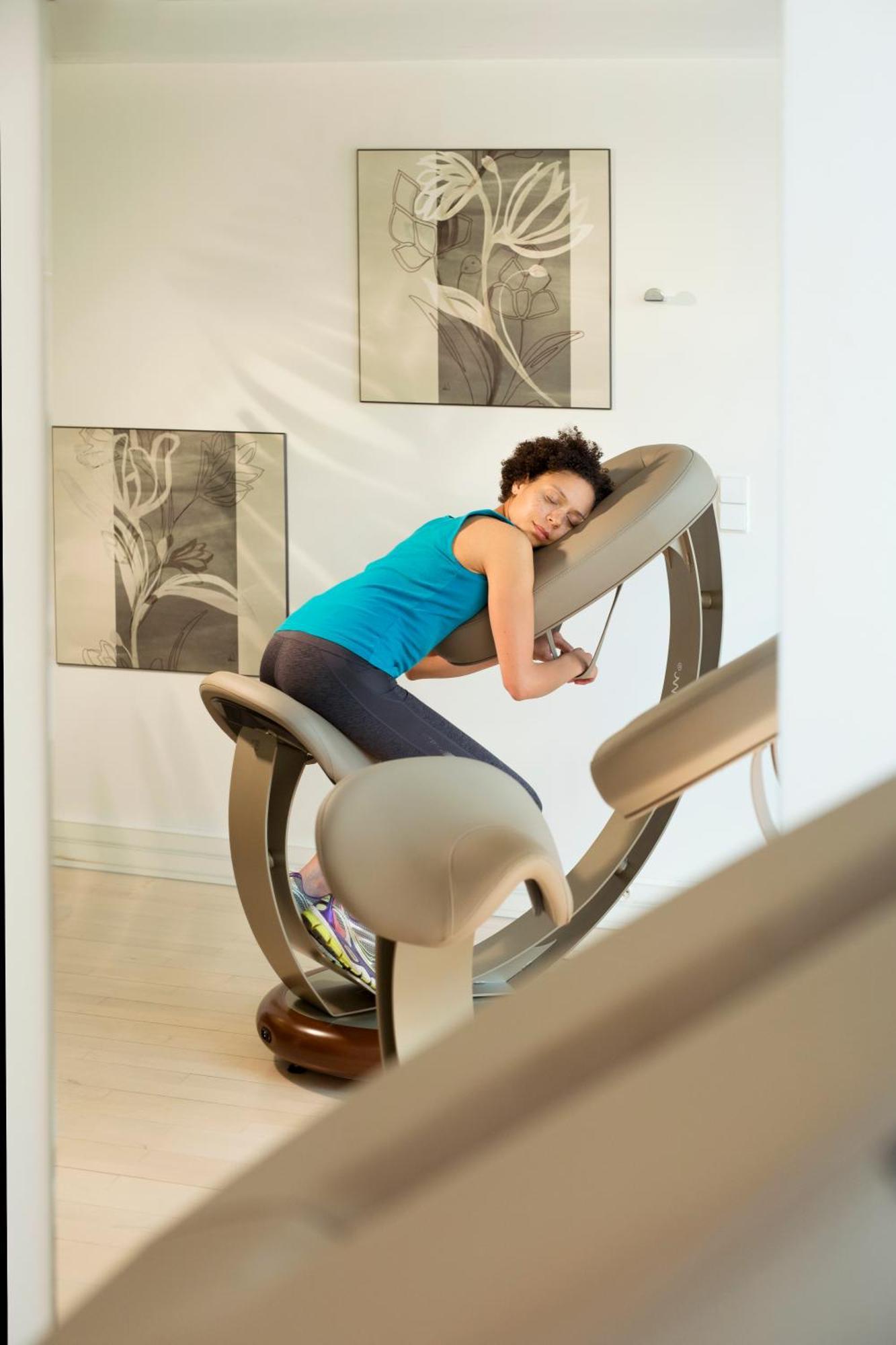 Celestins Spa Thermal & Hotel By Vy Resort Vichy Eksteriør bilde A woman sleeping on a ball chair