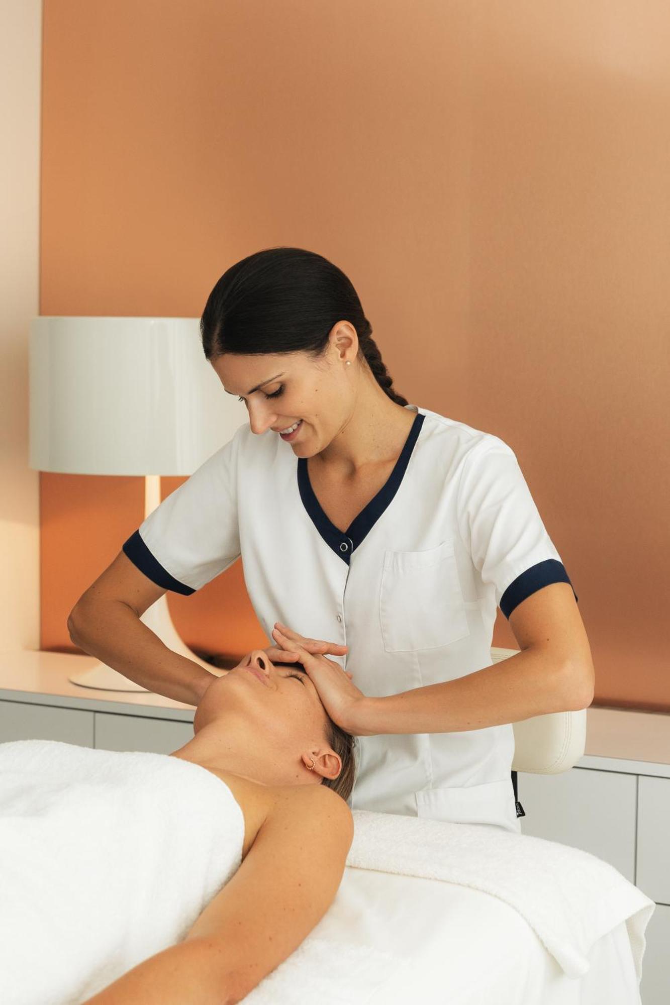 Celestins Spa Thermal & Hotel By Vy Resort Vichy Eksteriør bilde A spa employee giving a facial treatment