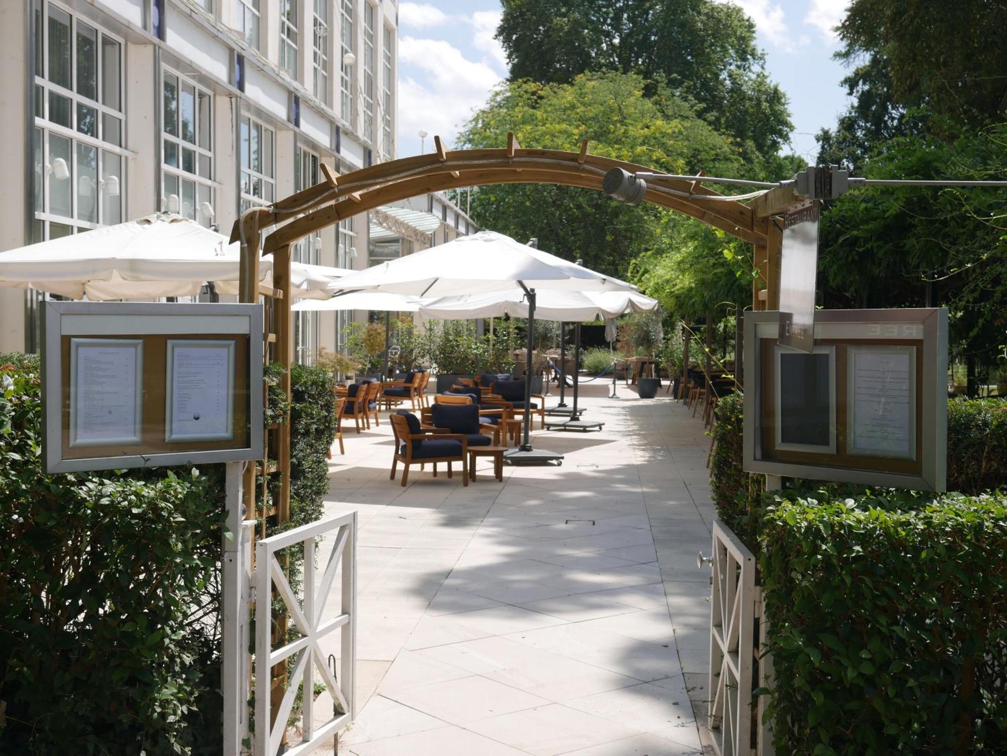 Celestins Spa Thermal & Hotel By Vy Resort Vichy Eksteriør bilde The courtyard at the London Business School