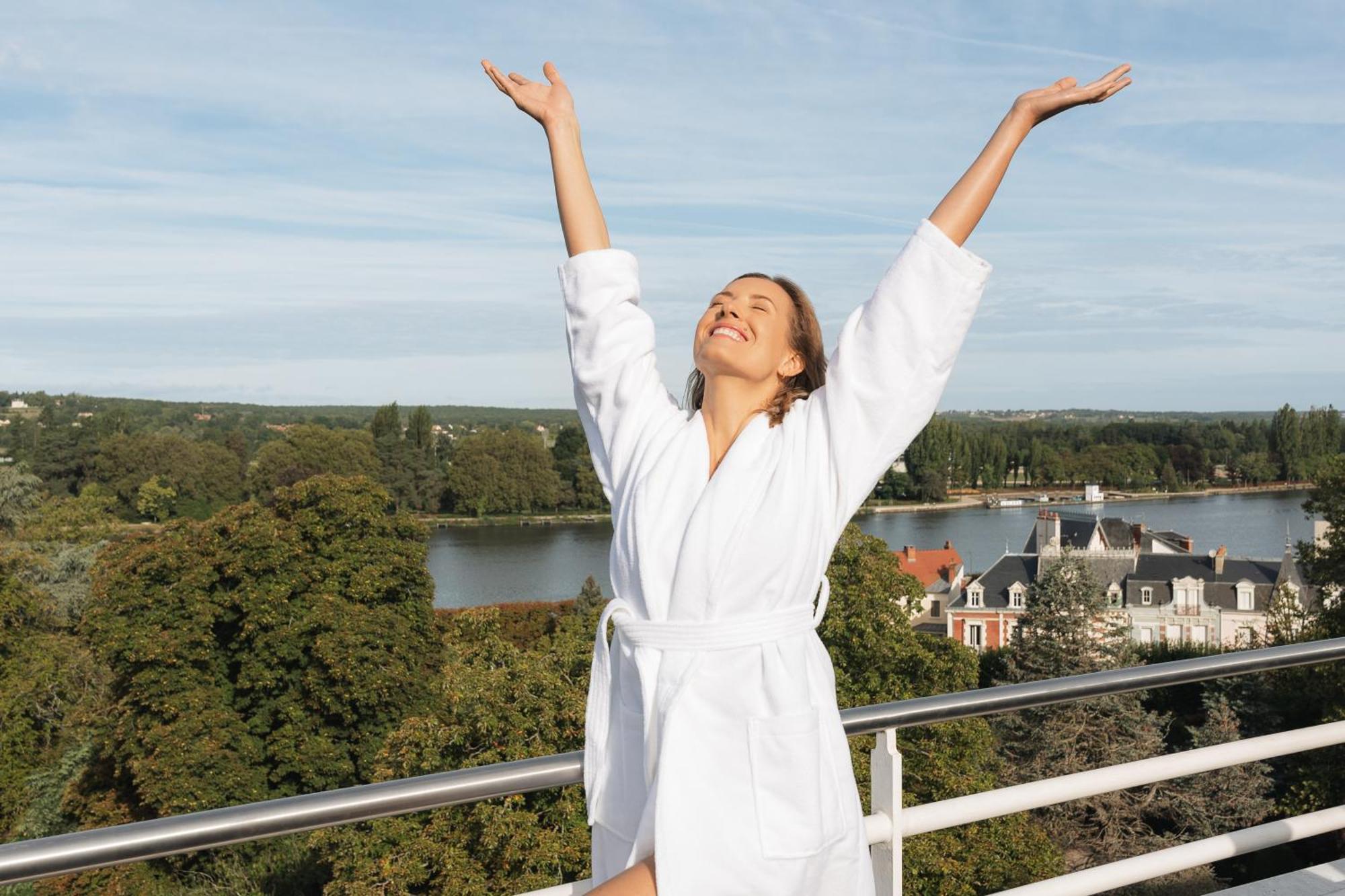 Celestins Spa Thermal & Hotel By Vy Resort Vichy Eksteriør bilde A woman wearing a bathrobe